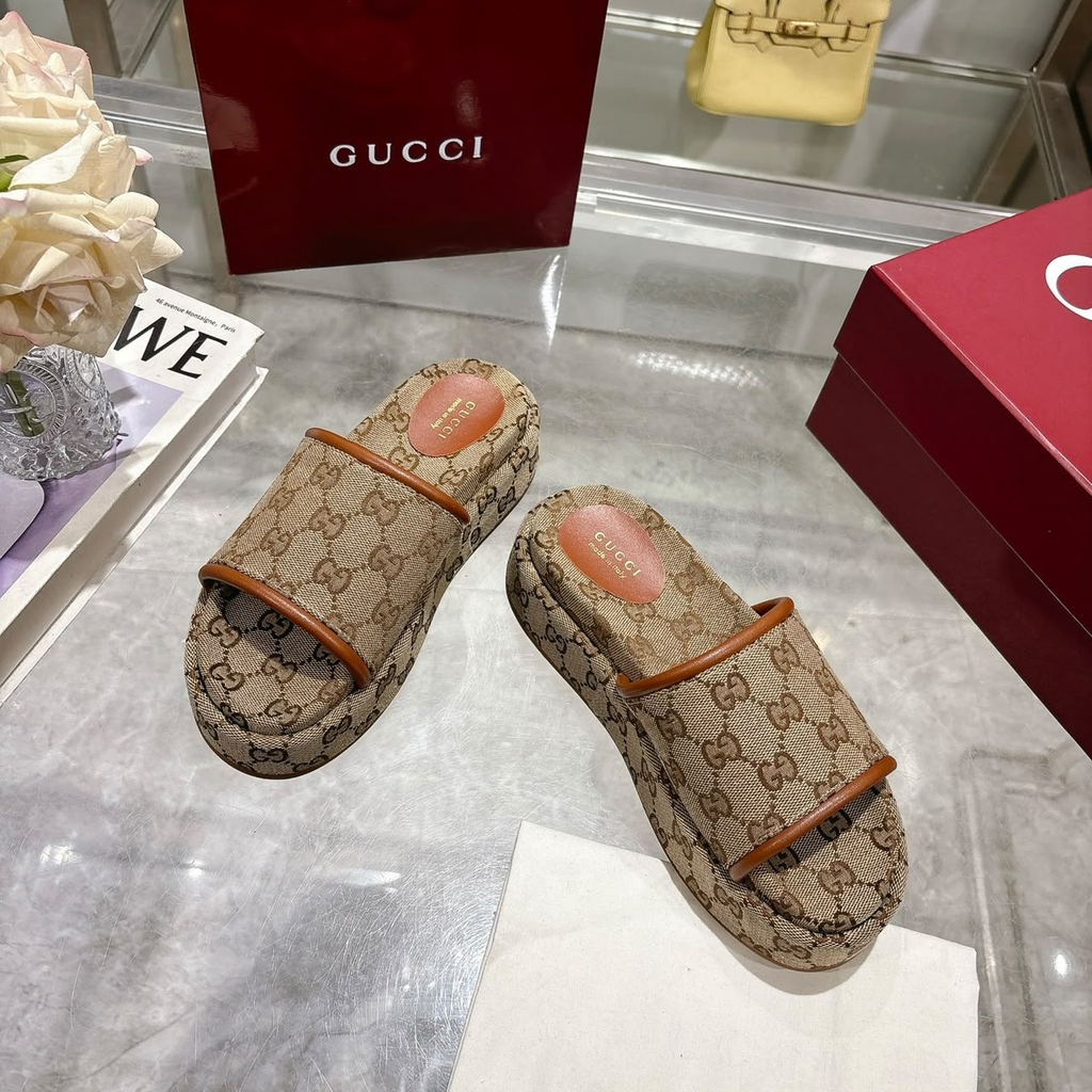 Sandália Gucci com plataforma GG Monogram
