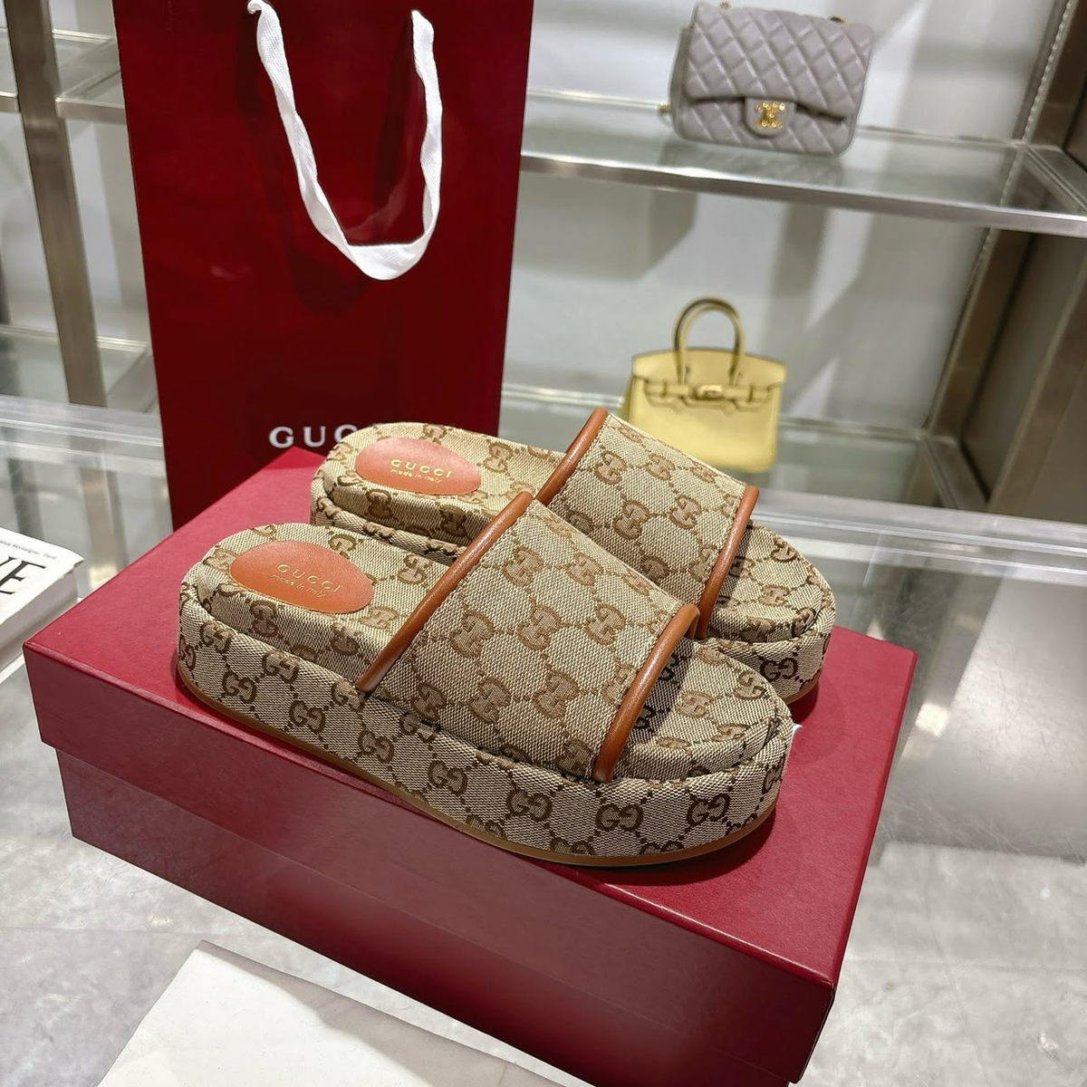 Sandália Gucci com plataforma GG Monogram