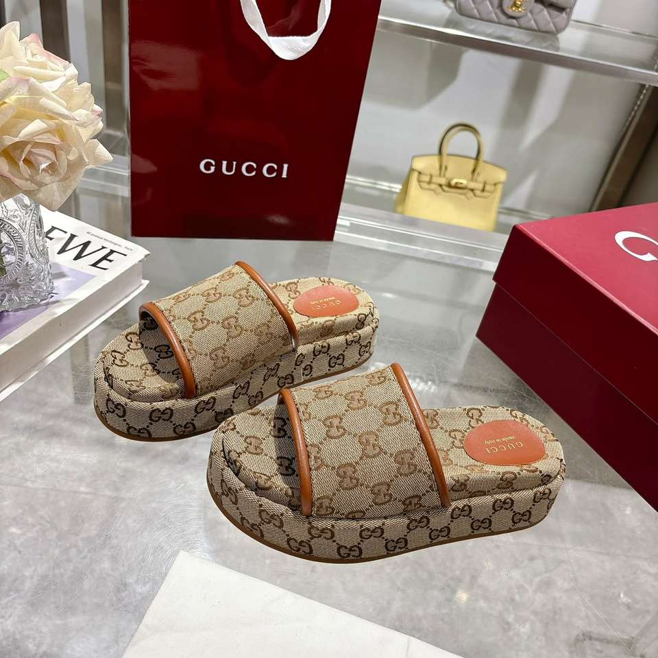 Sandália Gucci com plataforma GG Monogram