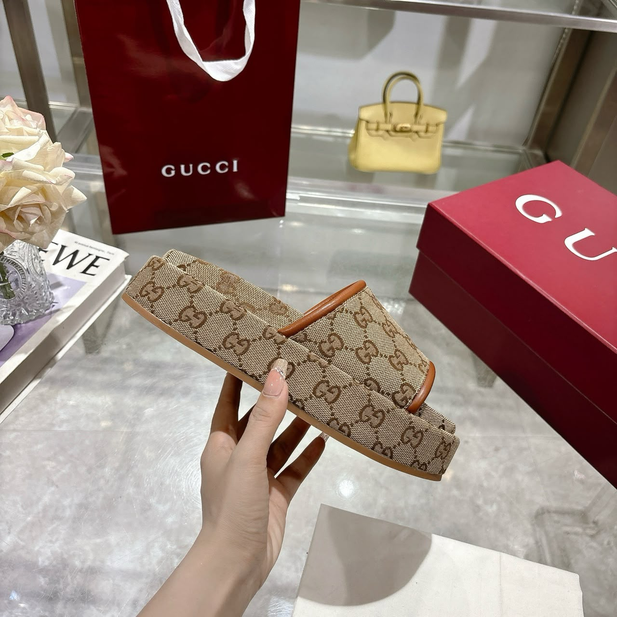 Sandália Gucci com plataforma GG Monogram