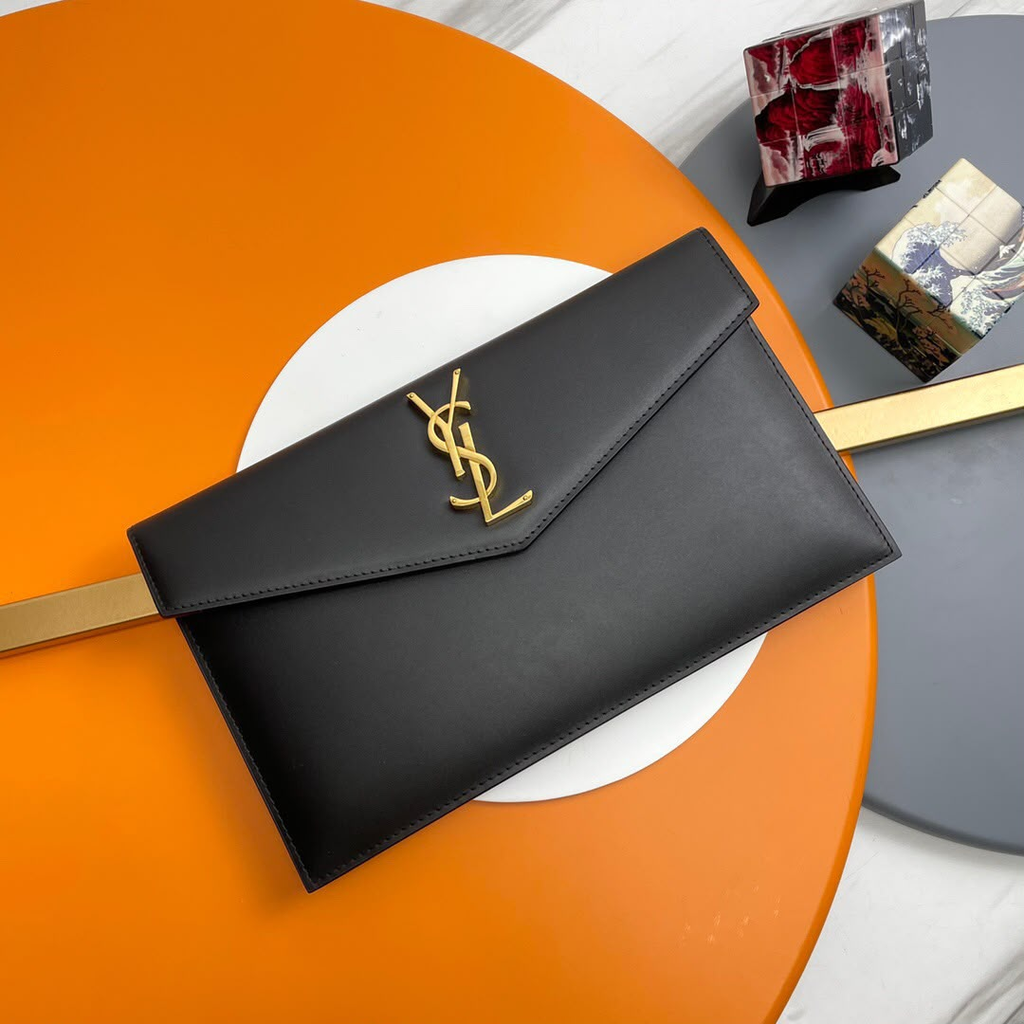 Bolsa Yves Saint Laurent Pouch UPTOWN em couro Grain de Poudre com gravação em relevo