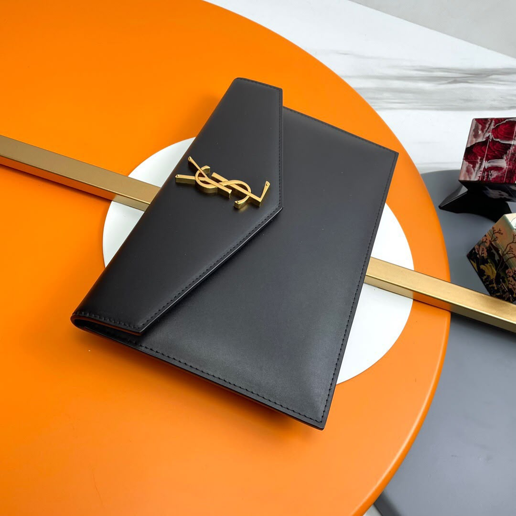 Bolsa Yves Saint Laurent Pouch UPTOWN em couro Grain de Poudre com gravação em relevo