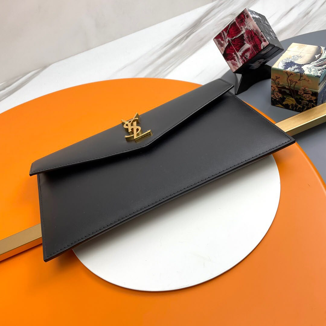 Bolsa Yves Saint Laurent Pouch UPTOWN em couro Grain de Poudre com gravação em relevo