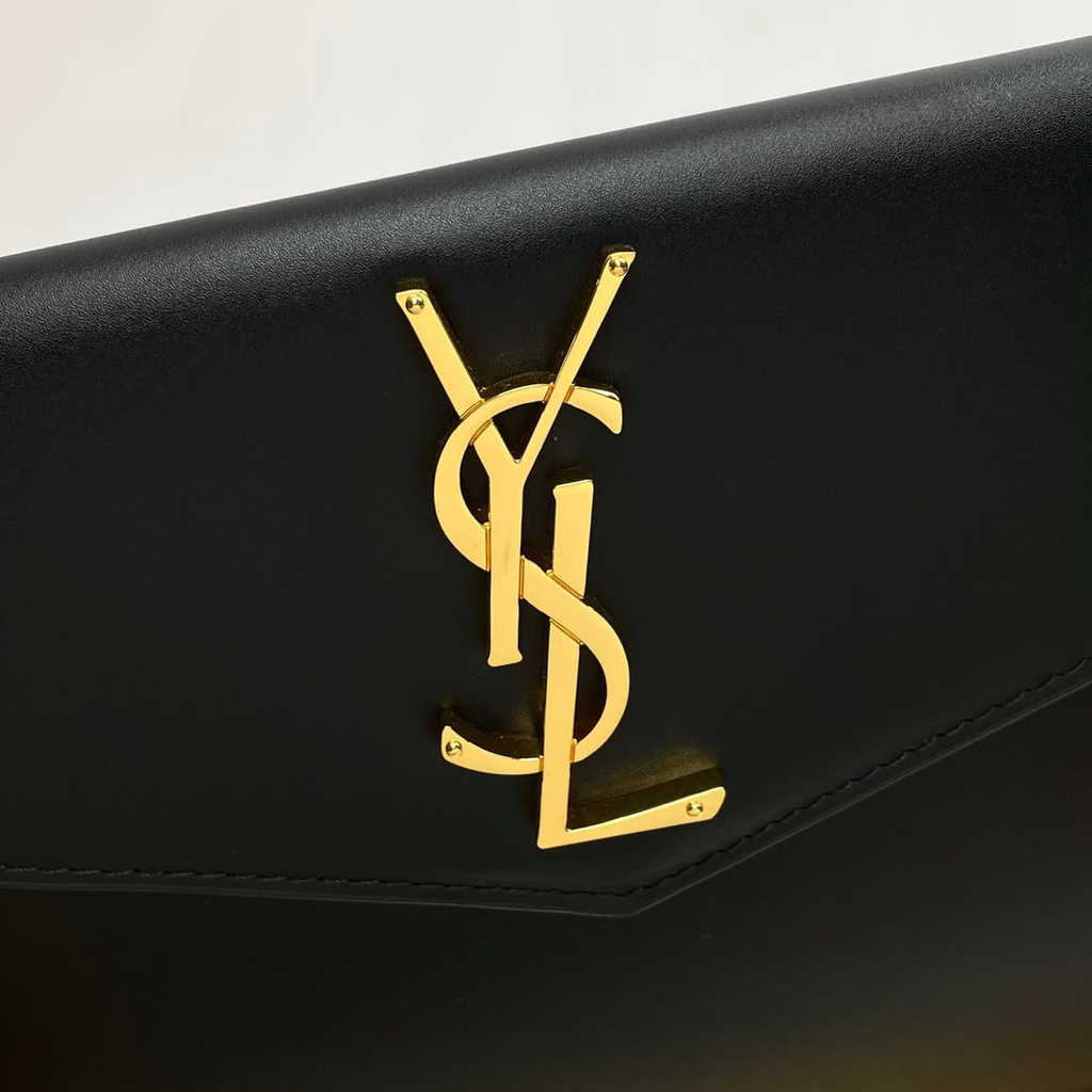 Bolsa Yves Saint Laurent Pouch UPTOWN em couro Grain de Poudre com gravação em relevo